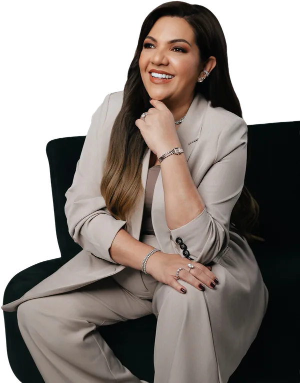 Dra. Cynthia Ferreira sentada
